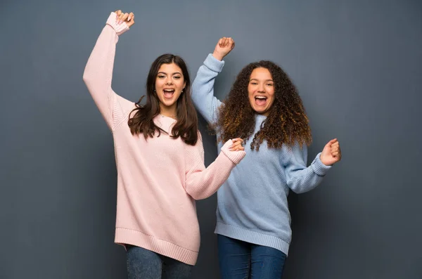 Amici Adolescenti Che Celebrano Una Vittoria — Foto Stock