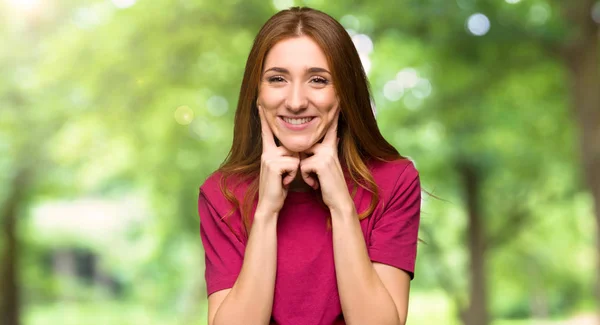 Menina Ruiva Jovem Sorrindo Com Uma Expressão Feliz Agradável Parque — Fotografia de Stock