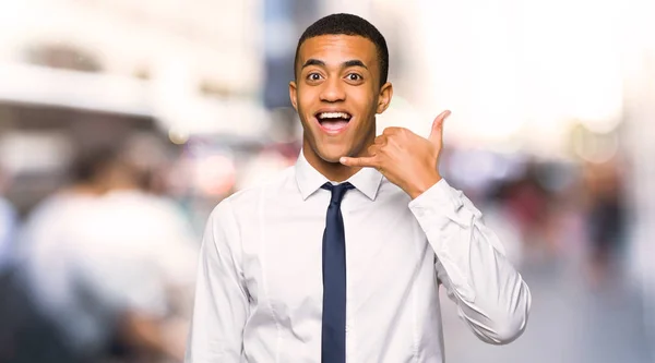 Joven Empresario Afroamericano Haciendo Gesto Telefónico Llámame Signo Vuelta Ciudad — Foto de Stock