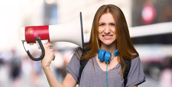Rødhåret Studerende Kvinde Tager Megafon Der Gør Masse Støj Byen - Stock-foto