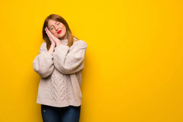 Rothaarige Frau Über Gelbe Wand Macht Schlafende Geste Mit Dornigem — Stockfoto