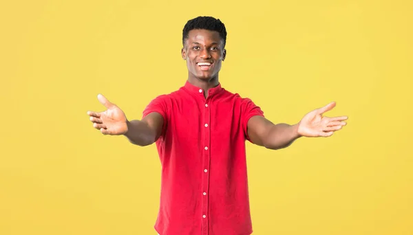 Unga afroamerikanska man presentera och inbjudande för att komma med — Stockfoto