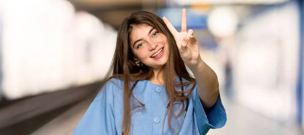 Enfermera Joven Sonriendo Mostrando Signo Victoria Hospital — Foto de Stock