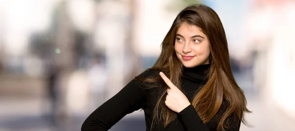 Menina Bonita Apontando Para Lado Para Apresentar Produto Livre — Fotografia de Stock