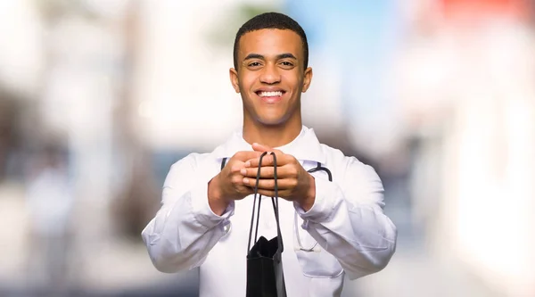 Unga Afro Amerikansk Man Läkare Håller Hel Del Kassar Utomhus — Stockfoto