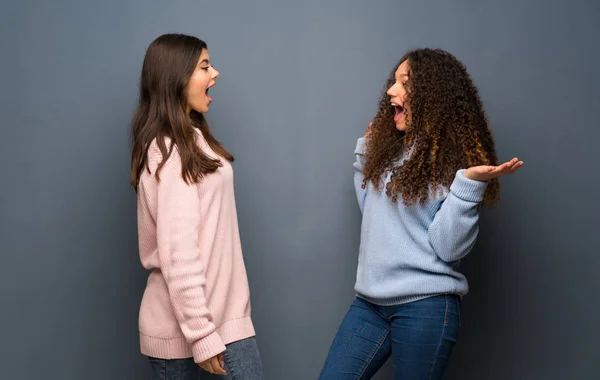 Amigos Adolescentes Com Expressão Facial Surpresa — Fotografia de Stock