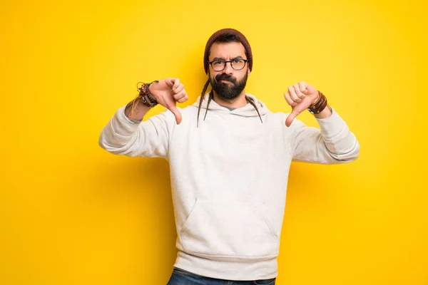 Hippie Man Met Dreadlocks Tonen Duim Omlaag Met Beide Handen — Stockfoto