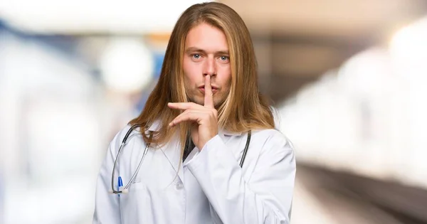 Доктор Людина Показує Знак Тиші Жест Покласти Палець Рот Лікарні — стокове фото