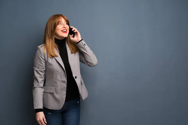 Κοκκινομάλλης Γυναίκα Κρατώντας Μια Συνομιλία Κινητό Τηλέφωνο — Φωτογραφία Αρχείου