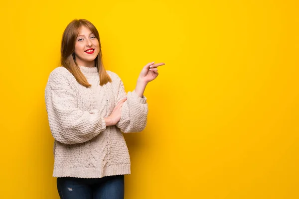 Rödhårig Kvinna Över Gul Vägg Pekande Finger Sidan — Stockfoto