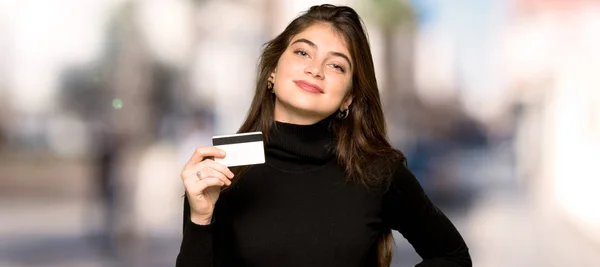 Menina Bonita Segurando Cartão Crédito Livre — Fotografia de Stock