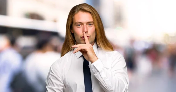 Hombre Negocios Rubio Con Pelo Largo Mostrando Gesto Silencio Poniendo —  Fotos de Stock