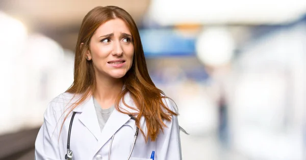 Ruiva Médico Mulher Está Pouco Nervosa Assustada Pressionando Dentes Hospital — Fotografia de Stock