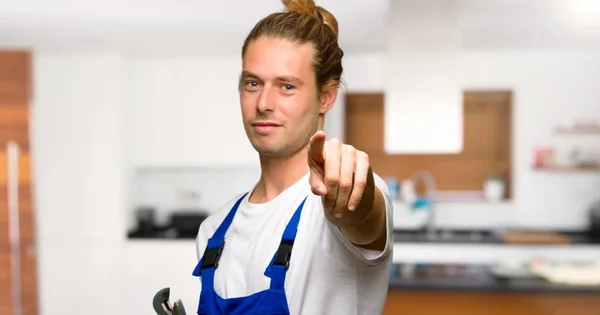 Workman Punta Dito Contro Con Espressione Sicura Una Casa — Foto Stock