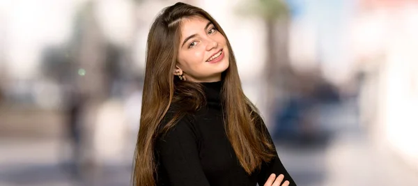 Menina Bonita Com Braços Cruzados Olhando Para Frente Livre — Fotografia de Stock