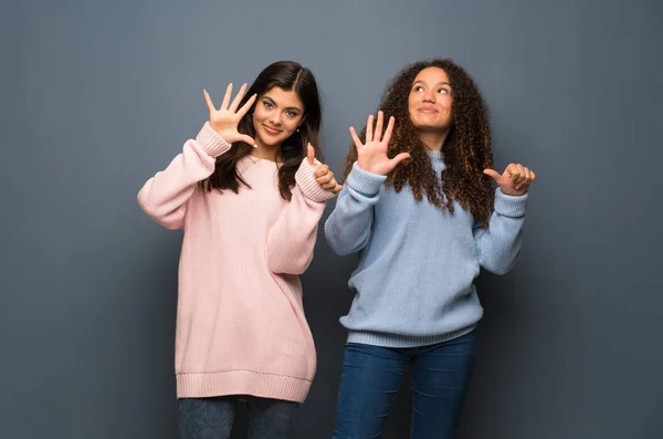 Teenager Friends Counting Six Fingers — Stock Photo, Image