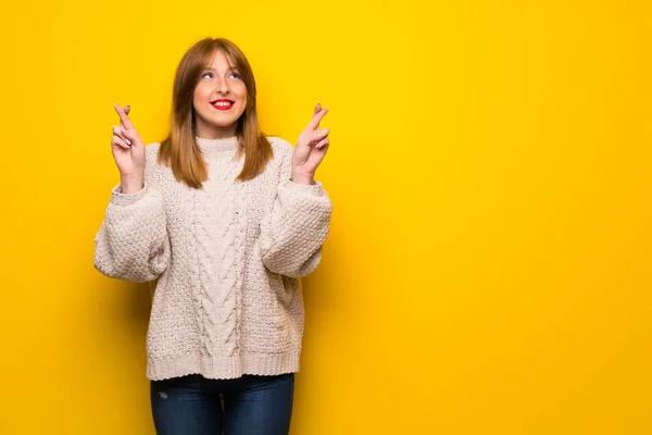 Roodharige Vrouw Gele Muur Met Vingers Oversteken Wens Het Beste — Stockfoto