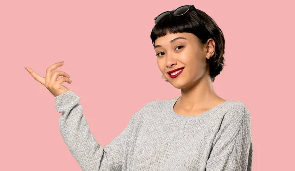 Jovem Com Cabelo Curto Estendendo Mãos Para Lado Para Convidar — Fotografia de Stock