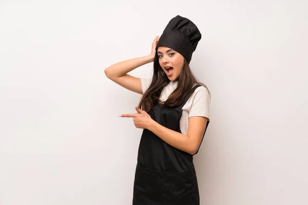 Adolescente Chef Sobre Parede Branca Surpreendido Apontando Dedo Para Lado — Fotografia de Stock