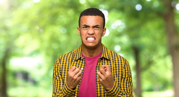 Genç afro Amerikalı adam bir park kötü bir durumda tarafından hayal kırıklığına