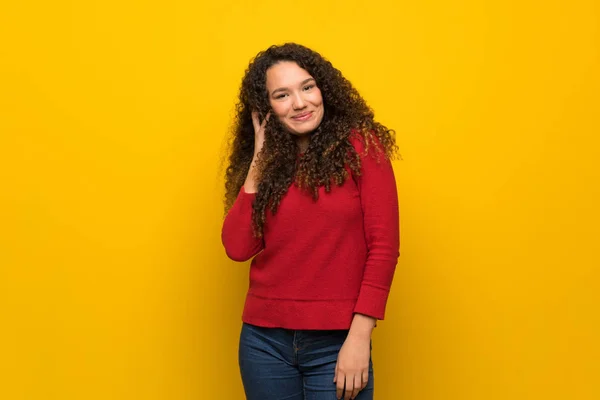Adolescente Chica Con Suéter Rojo Sobre Pared Amarilla Sonriendo —  Fotos de Stock