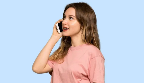 Adolescente Chica Con Suéter Rosa Mantener Una Conversación Con Teléfono — Foto de Stock