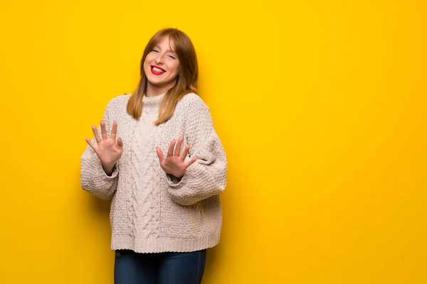 Roodharige Vrouw Gele Muur Glimlachen — Stockfoto