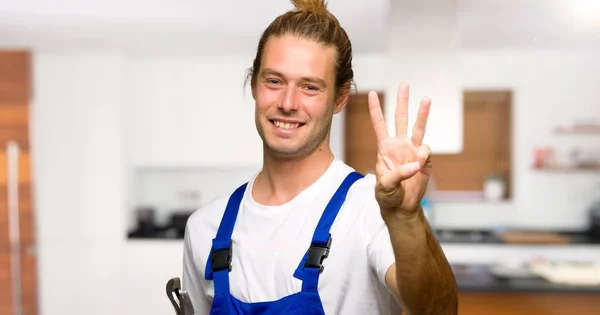 Arbeiter Glücklich Und Zählt Drei Mit Den Fingern Einem Haus — Stockfoto