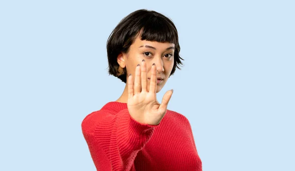 Ragazza Capelli Corti Con Maglione Rosso Facendo Gesto Stop Negando — Foto Stock