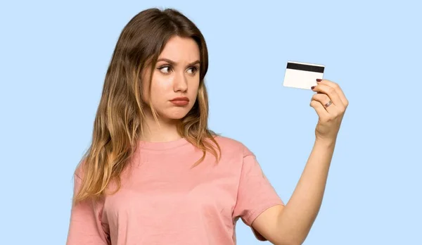 Menina Adolescente Com Suéter Rosa Levando Cartão Crédito Sem Dinheiro — Fotografia de Stock