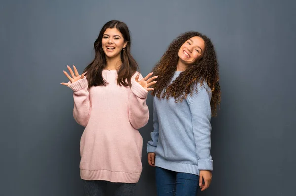 Adolescents Amis Souriant Sur Mur Gris — Photo