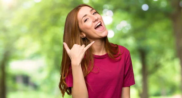 Jonge Roodharige Meisje Telefoon Gebaar Maken Roepnaam Terug Het Park — Stockfoto