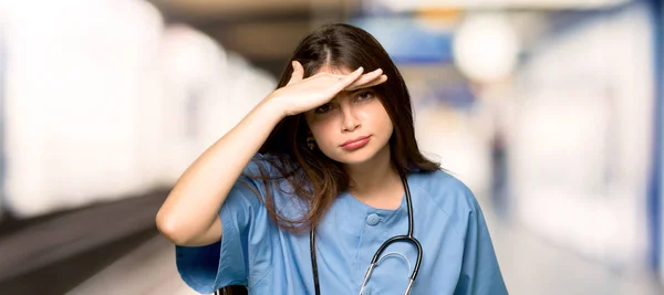 Jovem Enfermeira Olhando Para Longe Com Mão Para Olhar Algo — Fotografia de Stock