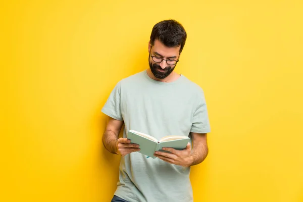 Hombre Con Barba Camisa Verde Sosteniendo Libro Disfrutando Leyendo —  Fotos de Stock