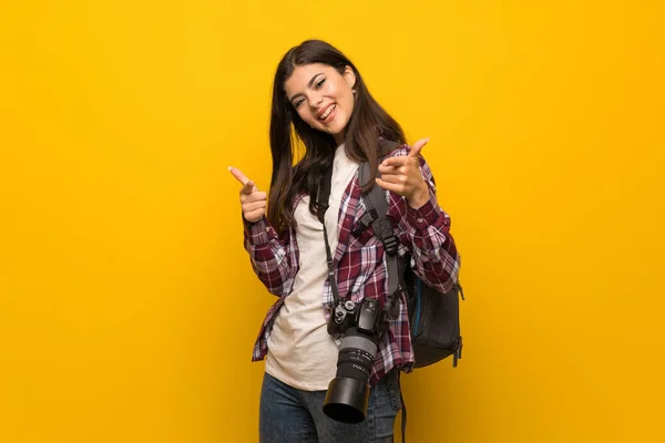 Fotograf Tonåring Flicka Över Gula Väggen Pekar Framsidan Och Ler — Stockfoto