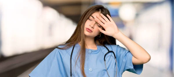 Ung Sjuksköterska Med Trötta Och Sjuka Uttryck Ett Sjukhus — Stockfoto