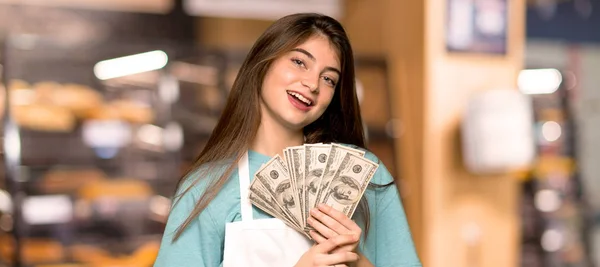 Lány Vesz Egy Csomó Pénzt Egy Pékség Kötény — Stock Fotó