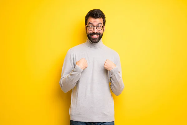 Uomo Con Barba Dolcevita Con Espressione Facciale Sorpresa — Foto Stock