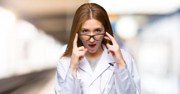 Γυναίκα Γιατρός Κοκκινομάλλα Γυαλιά Και Έκπληκτος Στο Νοσοκομείο — Φωτογραφία Αρχείου