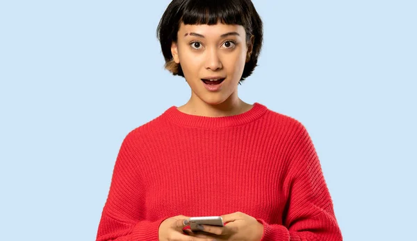 Menina Cabelo Curto Com Suéter Vermelho Surpreendido Enviando Uma Mensagem — Fotografia de Stock