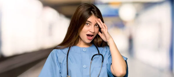 Mladá Zdravotní Sestra Právě Uvědomil Něco Úmyslu Řešení Nemocnici — Stock fotografie