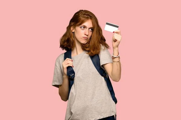 Unga Redhead Studenten Tar Kreditkort Utan Pengar Över Rosa Bakgrund — Stockfoto