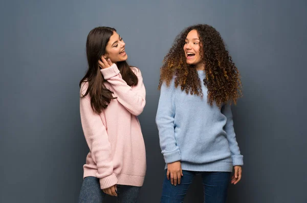 Przyjaciele Nastolatek Śmiejąc Się Patrząc Przodu — Zdjęcie stockowe