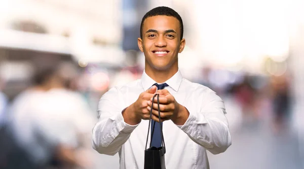 Jonge Afro Amerikaans Zakenman Een Heleboel Boodschappentassen Houden Stad — Stockfoto