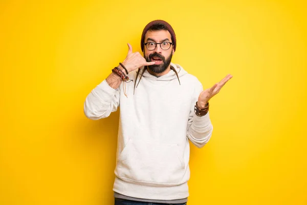 Hippie Man Met Dreadlocks Telefoon Gebaar Maken Twijfelen Aan — Stockfoto