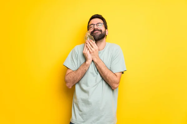 Homem Com Barba Camisa Verde Levando Monte Dinheiro — Fotografia de Stock