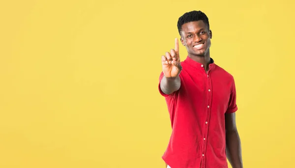 Genç Afro-Amerikan adam gösterilen ve parmak işareti kaldırma — Stok fotoğraf