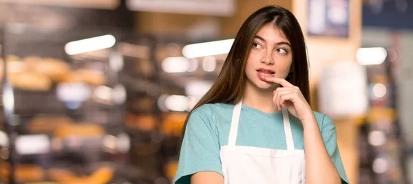 Lány Kötény Kétségek Miközben Keresi Egy Pékség — Stock Fotó