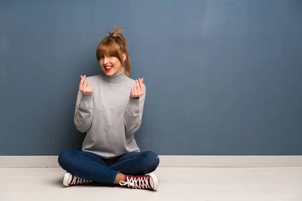 Roodharige Vrouw Aanbrengen Vloer Maken Geld Gebaar — Stockfoto