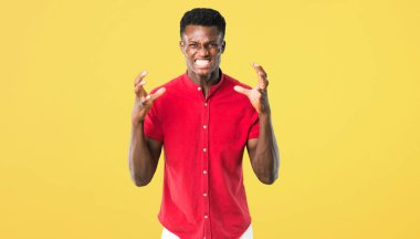 Genç Afro-Amerikan adam Öfkeli öfkeli jest olarak rahatsız. Negatif